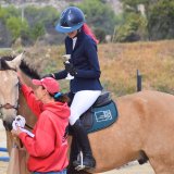 Nathalie Nicolle félicitant une cavalière des Écuries du Mas