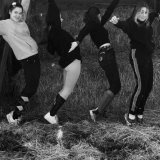 Quatre filles jouent dans le foin