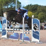 Cavalière des Écuries du Mas en concours à l'extérieur.
