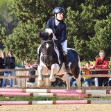 Jeune cavalière des Écuries du Mas en concours à l'extérieur.